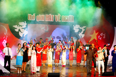 International friends sing about Uncle Ho